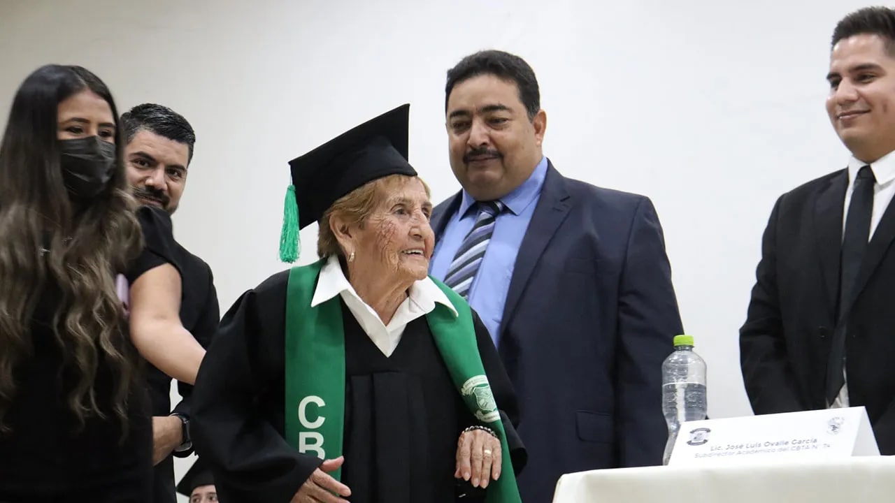 Abuelita-se-gradua-del-bachillerato-a-los-84-anos-2