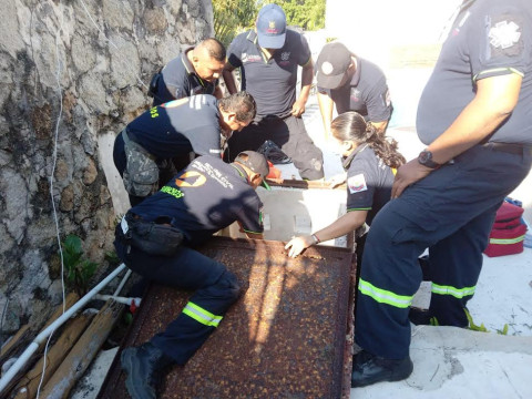 abuelito-perrita-rescatado-cisterna