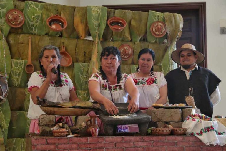 0229 Presentan en Los Pinos 43° Muestra Gastronómica de Santiago de Anaya 02 (1)